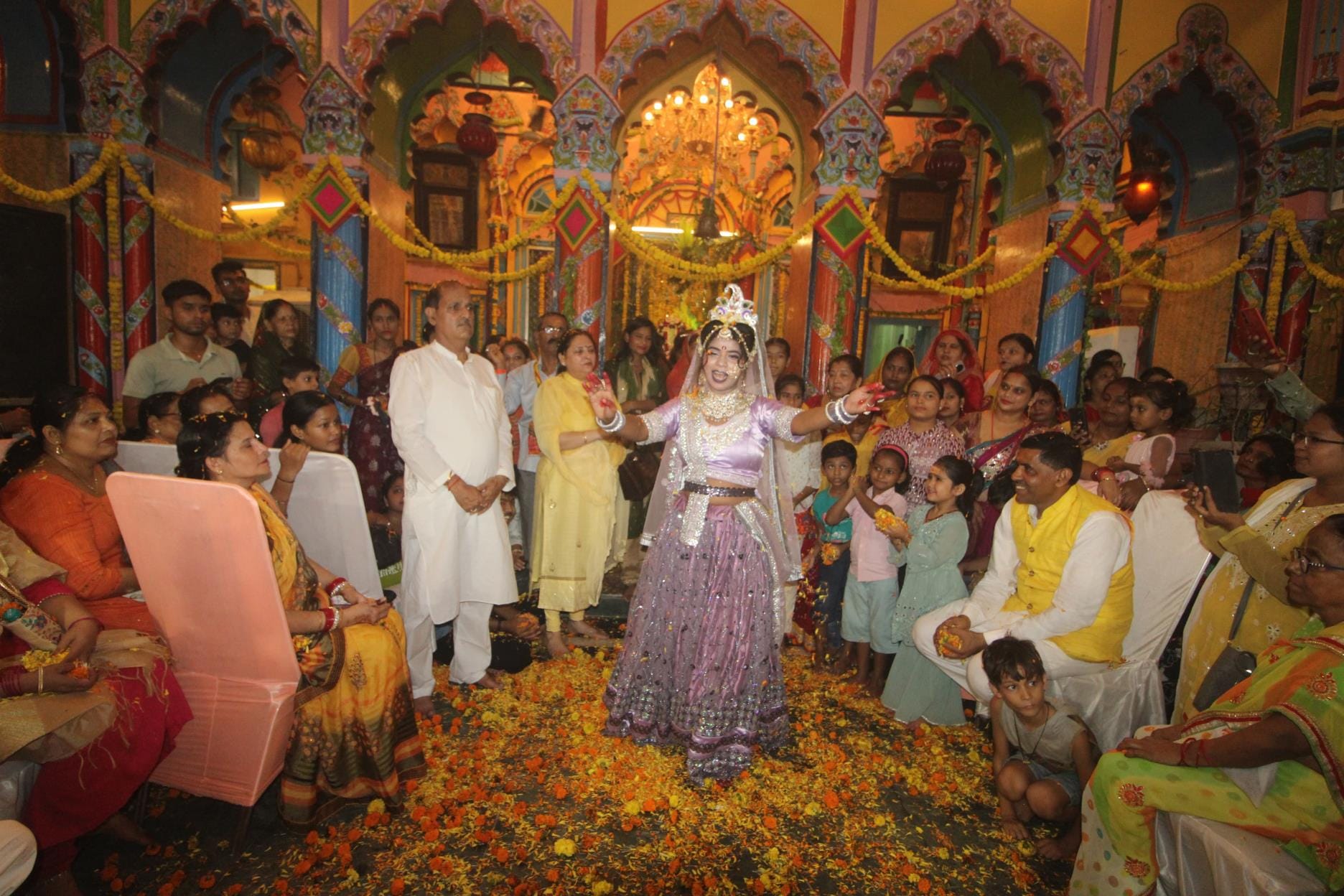 श्री द्वारिकाधीश मंदिर सोंधी टोला चौक में बृहस्पतिवार को छठी उत्सव हुआ। 