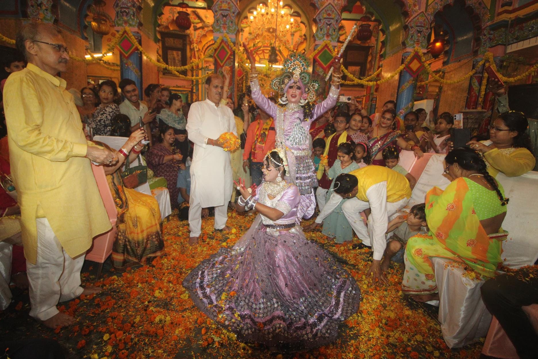 श्री द्वारिकाधीश मंदिर सोंधी टोला चौक में बृहस्पतिवार को छठी उत्सव हुआ। 