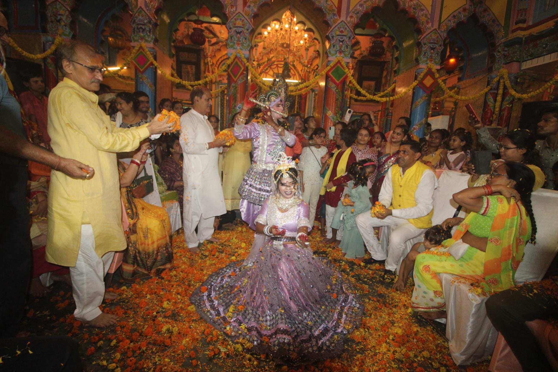 श्री द्वारिकाधीश मंदिर सोंधी टोला चौक में बृहस्पतिवार को छठी उत्सव हुआ। 
