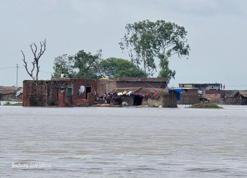 उसहैत क्षेत्र में लंबे समय से पानी में घिरा एक गांव। संवाद उसहैत क्षेत्र में लंबे समय से पानी में घिरा एक गांव। संवाद