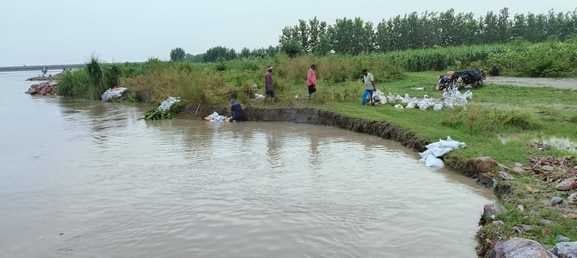 यमुना में बहता पानी। संवाद यमुना में बहता पानी। संवाद