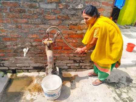 13.दैनिक कार्याें के लिए टैंकर से पानी भरने पहुंची युवती व महिला।संवाद