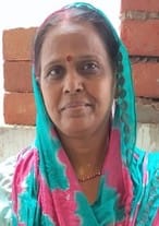 13.दैनिक कार्याें के लिए टैंकर से पानी भरने पहुंची युवती व महिला।संवाद