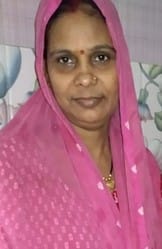 13.दैनिक कार्याें के लिए टैंकर से पानी भरने पहुंची युवती व महिला।संवाद