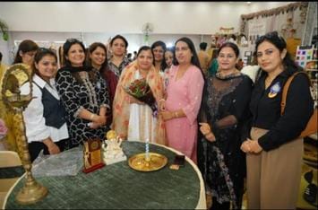 16 कैथल। अंबाला रोड स्थित सत्कार पैलेस में आयोजित कार्यक्रम में लगाए गए स्टॉल में जुटी महिलाओं 16 कैथल। अंबाला रोड स्थित सत्कार पैलेस में आयोजित कार्यक्रम में लगाए गए स्टॉल में जुटी महिलाओं
