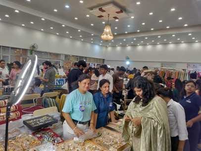 16 कैथल। अंबाला रोड स्थित सत्कार पैलेस में आयोजित कार्यक्रम में लगाए गए स्टॉल में जुटी महिलाओं 16 कैथल। अंबाला रोड स्थित सत्कार पैलेस में आयोजित कार्यक्रम में लगाए गए स्टॉल में जुटी महिलाओं
