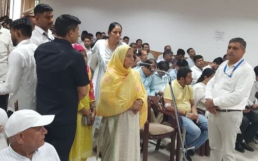 29जेएनडी26-जिला परिवेदना समिति की बैठक में सुनवाई करते हुए शिक्षामंत्री महिपाल ढांडा। संवाद