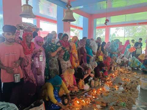 29jjrp07- गांव दूबलधन-पलड़ा मार्ग पर स्थित बाबा सिद्ध धाम पर दर्शनों के लिए उमड़ी श्रद्धालुओं क 29jjrp07- गांव दूबलधन-पलड़ा मार्ग पर स्थित बाबा सिद्ध धाम पर दर्शनों के लिए उमड़ी श्रद्धालुओं क