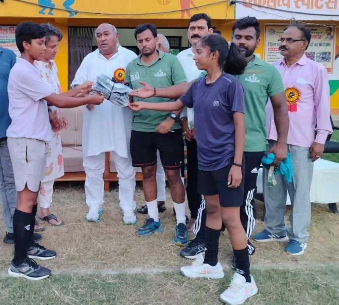 37. एकलव्य स्टेडियम अकबरपुर में हॉकी खेलते खिलाड़ी।-खेल विभाग