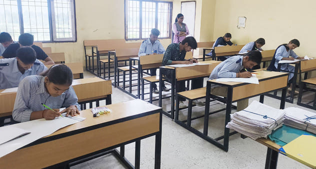 38: पोस्टर मेकिंग प्रतियोगिता में बनाए गए पोस्टर दिखाते प्रतिभागी 38: पोस्टर मेकिंग प्रतियोगिता में बनाए गए पोस्टर दिखाते प्रतिभागी