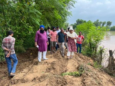 अंबाला छावनी में टांगरी नदी किनारे बसे क्षेत्रों को दौरा करतीं चित्रा सरवारा। प्रवक्ता अंबाला छावनी में टांगरी नदी किनारे बसे क्षेत्रों को दौरा करतीं चित्रा सरवारा। प्रवक्ता