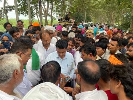 अपनी मांगों को लेकर एसडीएम को ज्ञापन देते बस्तोरा के ग्रामीण स्रोत संवाद अपनी मांगों को लेकर एसडीएम को ज्ञापन देते बस्तोरा के ग्रामीण स्रोत संवाद