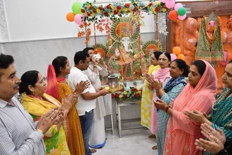 अवध धाम मंदिर में भजन गाती महिलाएं। स्रोत : स्वयं अवध धाम मंदिर में भजन गाती महिलाएं। स्रोत : स्वयं