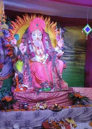 अवध धाम मंदिर में भजन गाती महिलाएं। स्रोत : स्वयं अवध धाम मंदिर में भजन गाती महिलाएं। स्रोत : स्वयं
