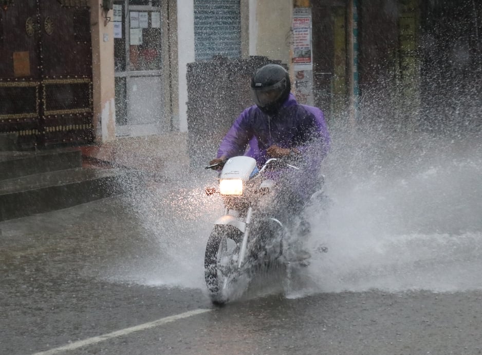 बिजनौर में शुक्रवार को तेज बारिश से आदर्श नगर के सामने हुए जलभराव से निकलते वाहन। संवाद बिजनौर में शुक्रवार को तेज बारिश से आदर्श नगर के सामने हुए जलभराव से निकलते वाहन। संवाद