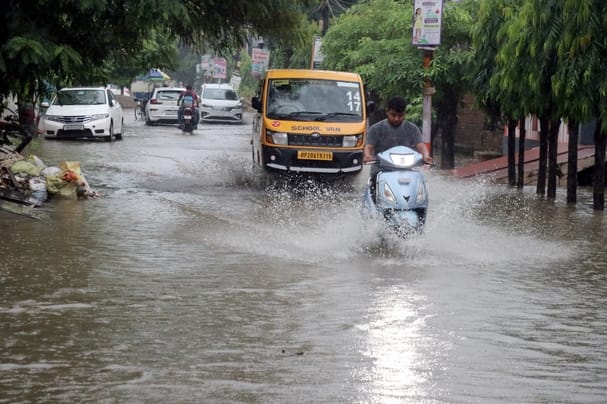 बिजनौर में शुक्रवार को तेज बारिश से आदर्श नगर के सामने हुए जलभराव से निकलते वाहन। संवाद बिजनौर में शुक्रवार को तेज बारिश से आदर्श नगर के सामने हुए जलभराव से निकलते वाहन। संवाद