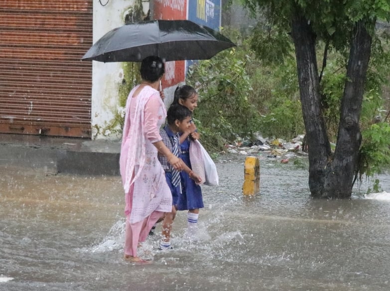 बिजनौर में शुक्रवार को तेज बारिश से आदर्श नगर के सामने हुए जलभराव से निकलते वाहन। संवाद बिजनौर में शुक्रवार को तेज बारिश से आदर्श नगर के सामने हुए जलभराव से निकलते वाहन। संवाद