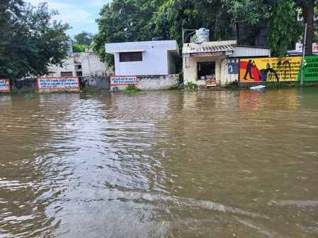 बराड़ा में जलभराव के बाद टूटी सड़कों की परेशानी बनी आफत। संवाद बराड़ा में जलभराव के बाद टूटी सड़कों की परेशानी बनी आफत। संवाद