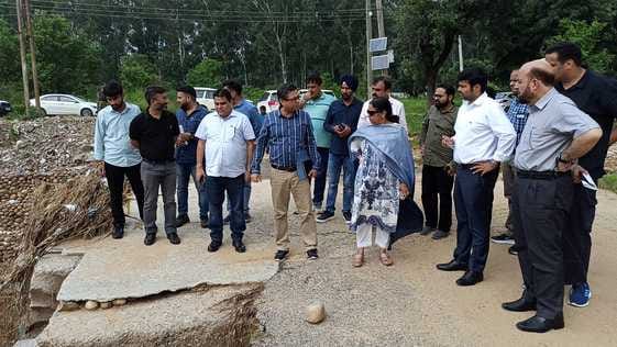 बाढ़ से प्रभावित वार्डों का निरीक्षण करतीं शहरी विकास की आयुक्त सचिव मंदीप कौर। श्रोत नगर निगम 