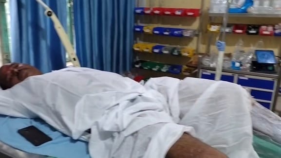 चित्तौड़गढ़ जिले के रावतभाटा में जुलूस के दौरान करंट से झुलसे ग्रामीणों को चिकित्सालय में उपचार