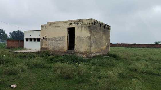 ढोकसहा राजकीय विद्यालय में बिना शिक्षक के कक्षा में बैठे विद्यार्थी। संवाद