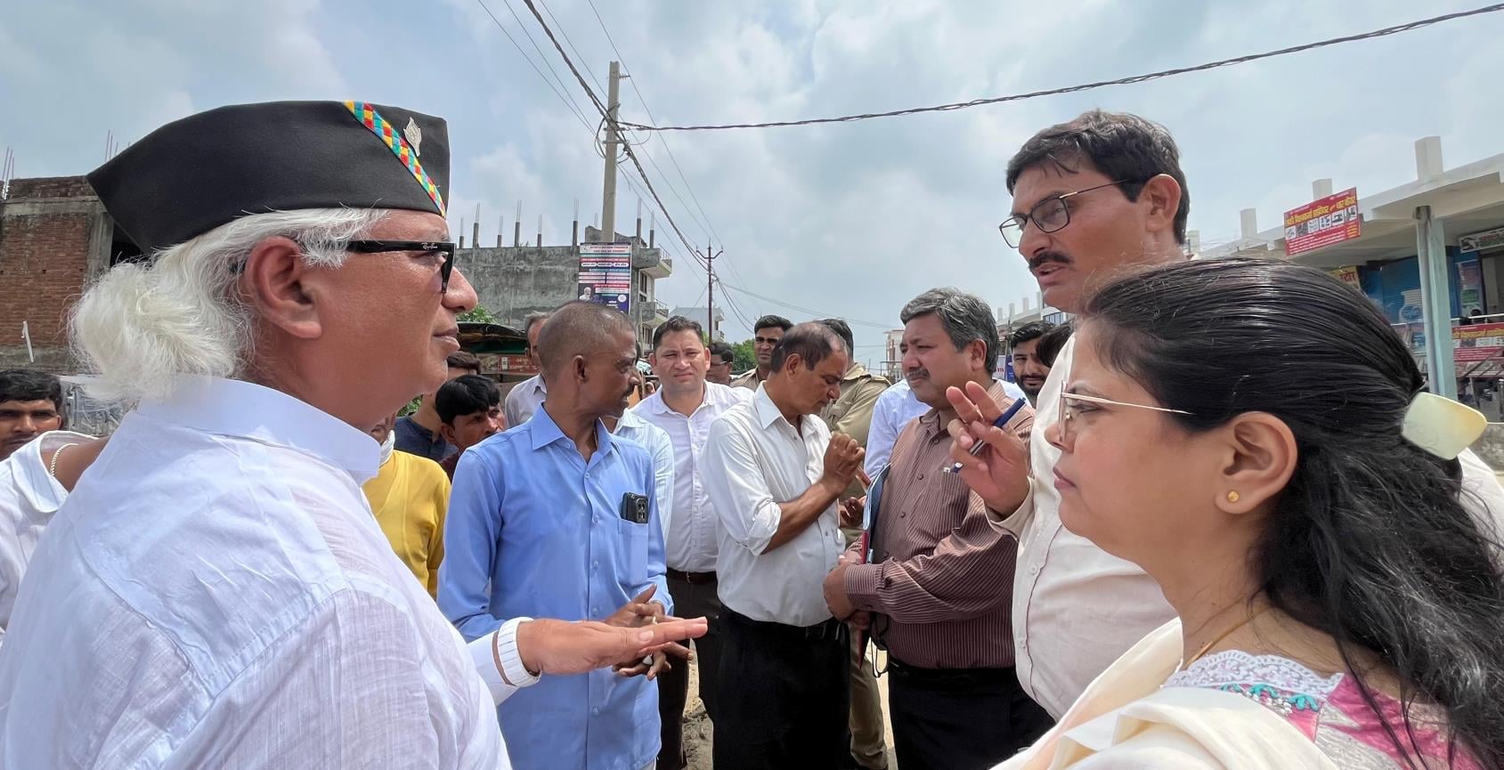 फैजुल्लागंज में पहुंचे विधायक डॉ. नीरज बोरा। फैजुल्लागंज में पहुंचे विधायक डॉ. नीरज बोरा।