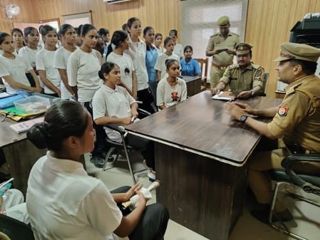 फोटो-29एयूआरपी 04- महिला हेल्पडेस्क की जानकारी पाती छात्राएं। संवाद फोटो-29एयूआरपी 04- महिला हेल्पडेस्क की जानकारी पाती छात्राएं। संवाद