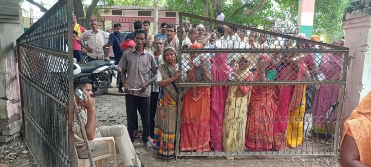 फोटो-32- आसीवन में खाद न मिलने से सड़क पर जाम लगाने का प्रयास करते किसान। संवाद फोटो-32- आसीवन में खाद न मिलने से सड़क पर जाम लगाने का प्रयास करते किसान। संवाद