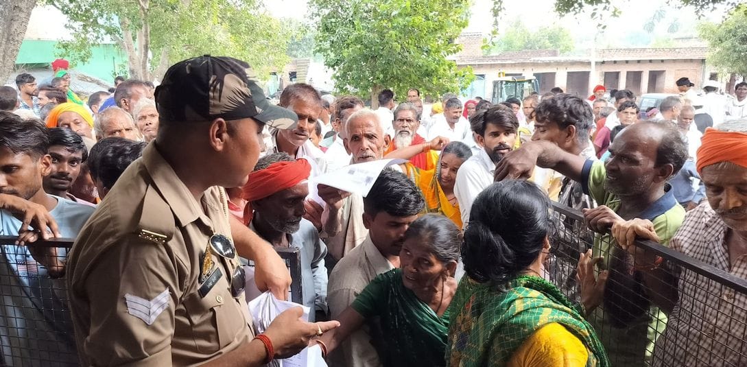 फोटो-32- आसीवन में खाद न मिलने से सड़क पर जाम लगाने का प्रयास करते किसान। संवाद फोटो-32- आसीवन में खाद न मिलने से सड़क पर जाम लगाने का प्रयास करते किसान। संवाद