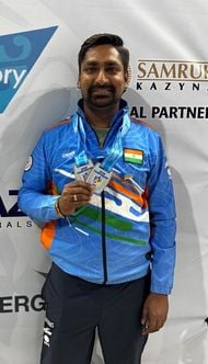फोटो :39: कजाकिस्तान में पदक सेरेमनी में शामिल अंकुर मित्तल व अन्य। स्रोत परिजन