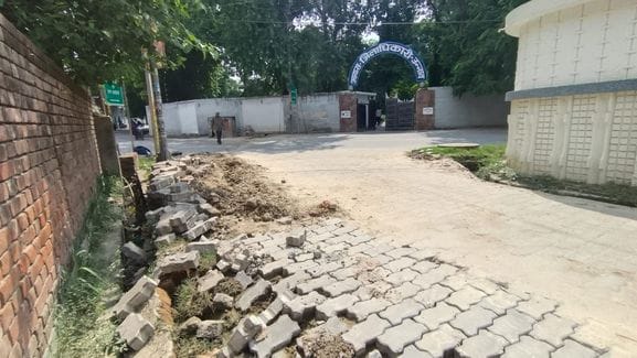 फोटो- 4- भूमिगत पाइन लाइने के बाद नहीं कराई गई पन्ना लाल पार्क व मोहल्ले को जाने वाले मार्ग की 