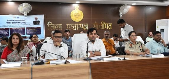 फोटो 44: सोनीपत लघु सचिवालय में जिला परिवाद एवं कष्ट निवारण समिति की बैठक में राज्य मंत्री को अ