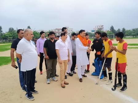 -फोटो 57 : राष्ट्रीय खेल दिवस पर मेजर ध्यानचंद की तस्वीर पर पुष्प अर्पित कर उन्हें नमन करते विध