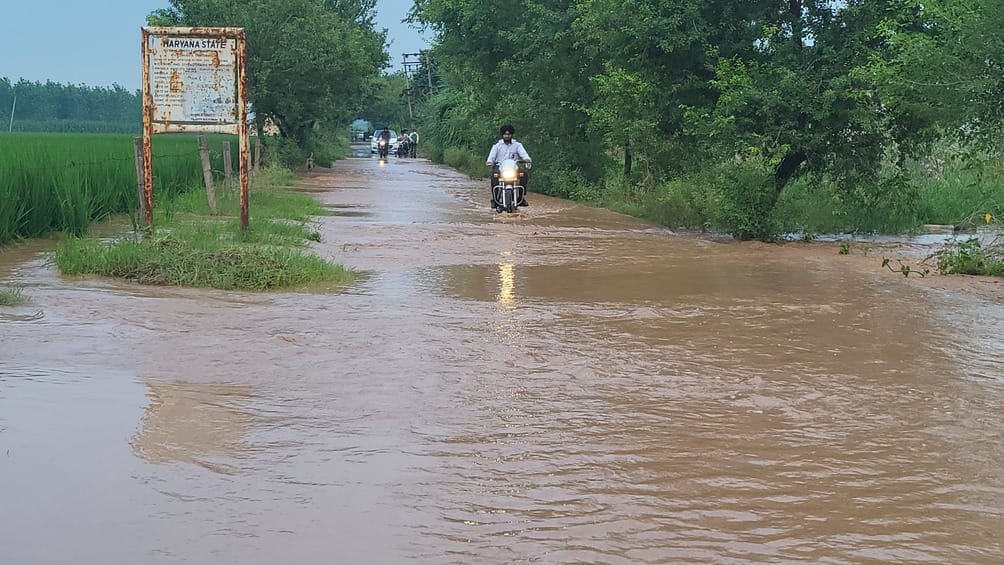 हेमामाजरा गांव में घुसा मारकंडा नदी का पानी। संवाद हेमामाजरा गांव में घुसा मारकंडा नदी का पानी। संवाद