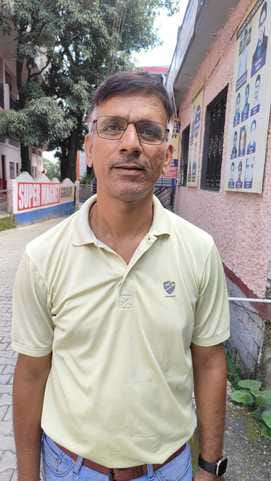 हमीरपुर में पानी का टैंक प्रयोग करते हुए लोग। संवाद हमीरपुर में पानी का टैंक प्रयोग करते हुए लोग। संवाद
