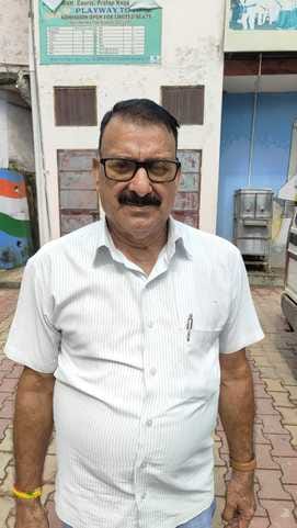 हमीरपुर में पानी का टैंक प्रयोग करते हुए लोग। संवाद हमीरपुर में पानी का टैंक प्रयोग करते हुए लोग। संवाद