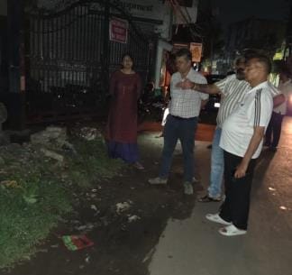 इसी नाले में गिरा था युवक। नगर निगम ने की बैरिकेडिंग।