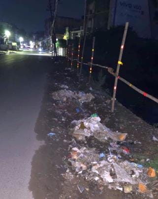 इसी नाले में गिरा था युवक। नगर निगम ने की बैरिकेडिंग।