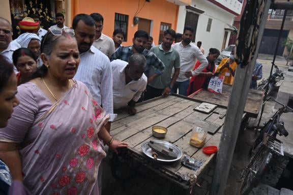 जानकीपुरम में महापौर सुषमा खर्कवाल। जानकीपुरम में महापौर सुषमा खर्कवाल।