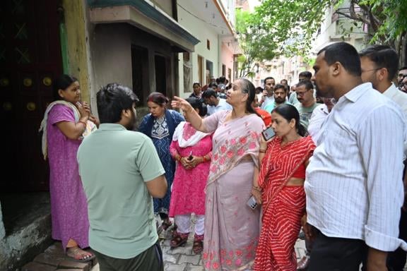 जानकीपुरम में महापौर सुषमा खर्कवाल। जानकीपुरम में महापौर सुषमा खर्कवाल।