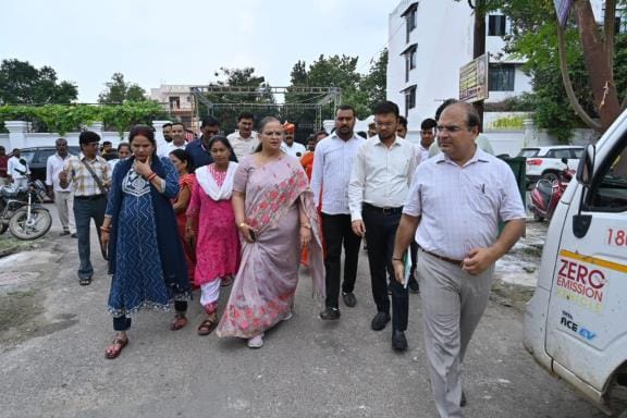 जानकीपुरम में महापौर सुषमा खर्कवाल। जानकीपुरम में महापौर सुषमा खर्कवाल।