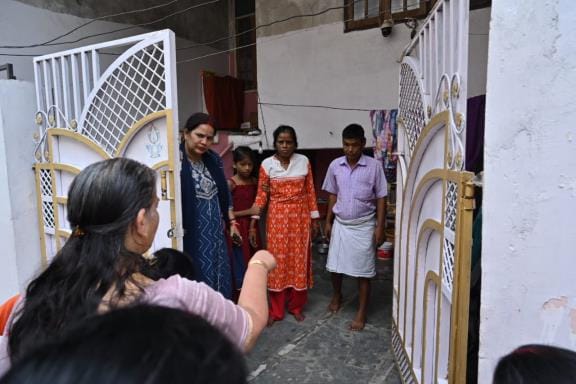 जानकीपुरम में महापौर सुषमा खर्कवाल। जानकीपुरम में महापौर सुषमा खर्कवाल।