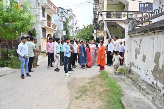 जानकीपुरम में महापौर सुषमा खर्कवाल। जानकीपुरम में महापौर सुषमा खर्कवाल।