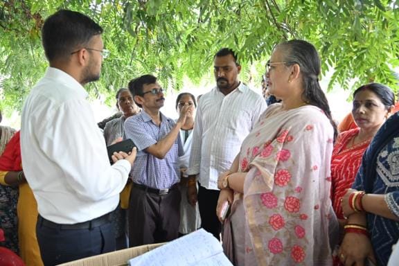 जानकीपुरम में महापौर सुषमा खर्कवाल। जानकीपुरम में महापौर सुषमा खर्कवाल।