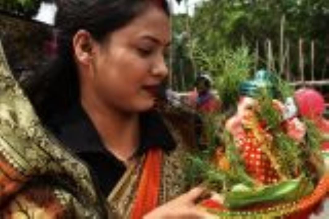 झूलेलालघाट, कुड़ियाघाट और खाटू श्याम मंदिर घाट पर सुबह से ही विसर्जन शुरू हो गया जो शाम तक जारी