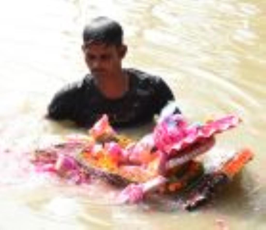 झूलेलालघाट, कुड़ियाघाट और खाटू श्याम मंदिर घाट पर सुबह से ही विसर्जन शुरू हो गया जो शाम तक जारी