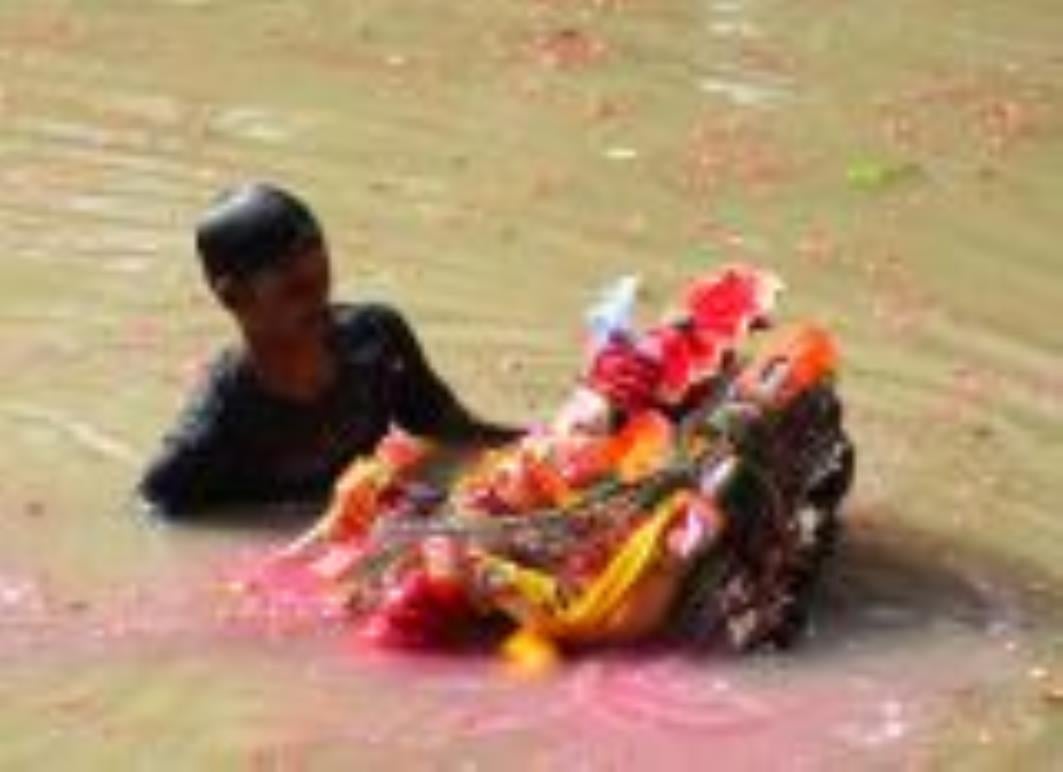 झूलेलालघाट, कुड़ियाघाट और खाटू श्याम मंदिर घाट पर सुबह से ही विसर्जन शुरू हो गया जो शाम तक जारी