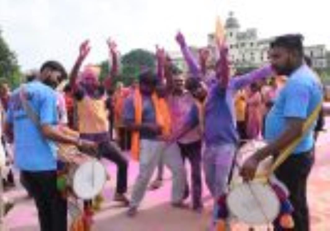 झूलेलालघाट, कुड़ियाघाट और खाटू श्याम मंदिर घाट पर सुबह से ही विसर्जन शुरू हो गया जो शाम तक जारी