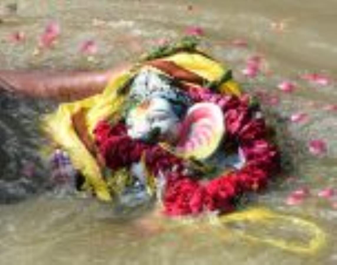झूलेलालघाट, कुड़ियाघाट और खाटू श्याम मंदिर घाट पर सुबह से ही विसर्जन शुरू हो गया जो शाम तक जारी