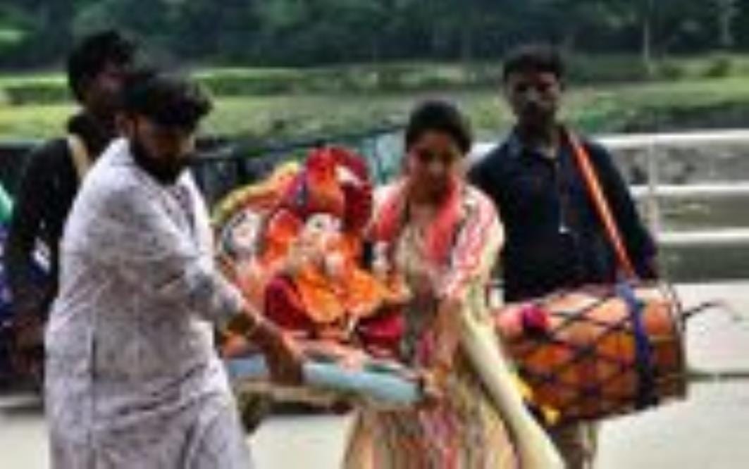 झूलेलालघाट, कुड़ियाघाट और खाटू श्याम मंदिर घाट पर सुबह से ही विसर्जन शुरू हो गया जो शाम तक जारी